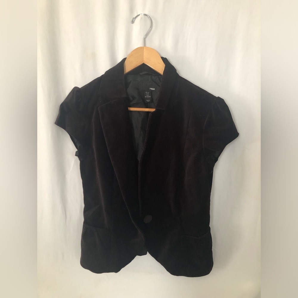 Short sleeve jacket/blazer.
